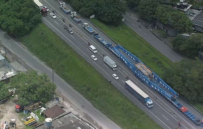 Transporte de transformador interdita BR-101 entre PE e PB, deixa trânsito lento e atrai curiosos para ver equipamento de 250 toneladas